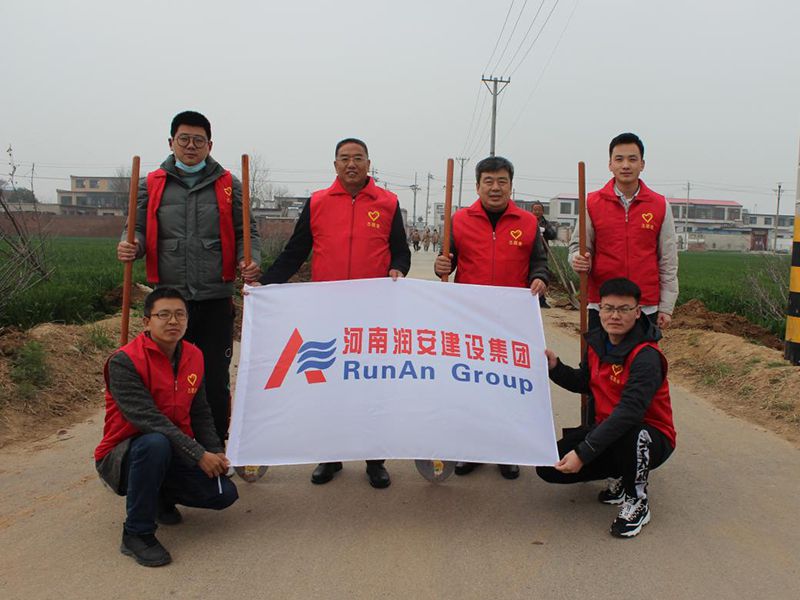 2022年，潤(rùn)安集團(tuán)深入寶蓮寺鎮(zhèn)二十里鋪村，助力人居環(huán)境整治。